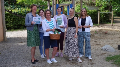 Die Kita St. Philippus zählt zu den Gewinnern des Wettbewerbs „Tischlein deck dich“. Im Bild von links, hinten: Kathrin Geck (Leiterin), Manuale Stolz, Ramona Haberl, Martina Fink (der Vernetzungsstelle Kita- und Schulverpflegung). Vorne: Sabine Bochinger und Johanna Zang. (Foto: Beatrix Köber)