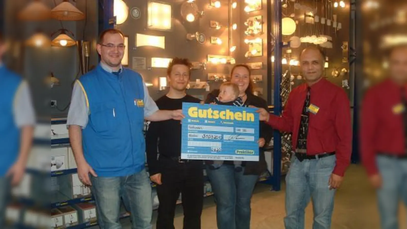 Osterüberraschung: Der Praktiker beschenkte diesmal eine<br>junge Familie. V.l. Substitut Nico Beer, Gewinner Dominic<br>Siml mit Frau Nadine und Söhnchen Aexander und Marktleiter Soheil Riahi. (Foto: bb)