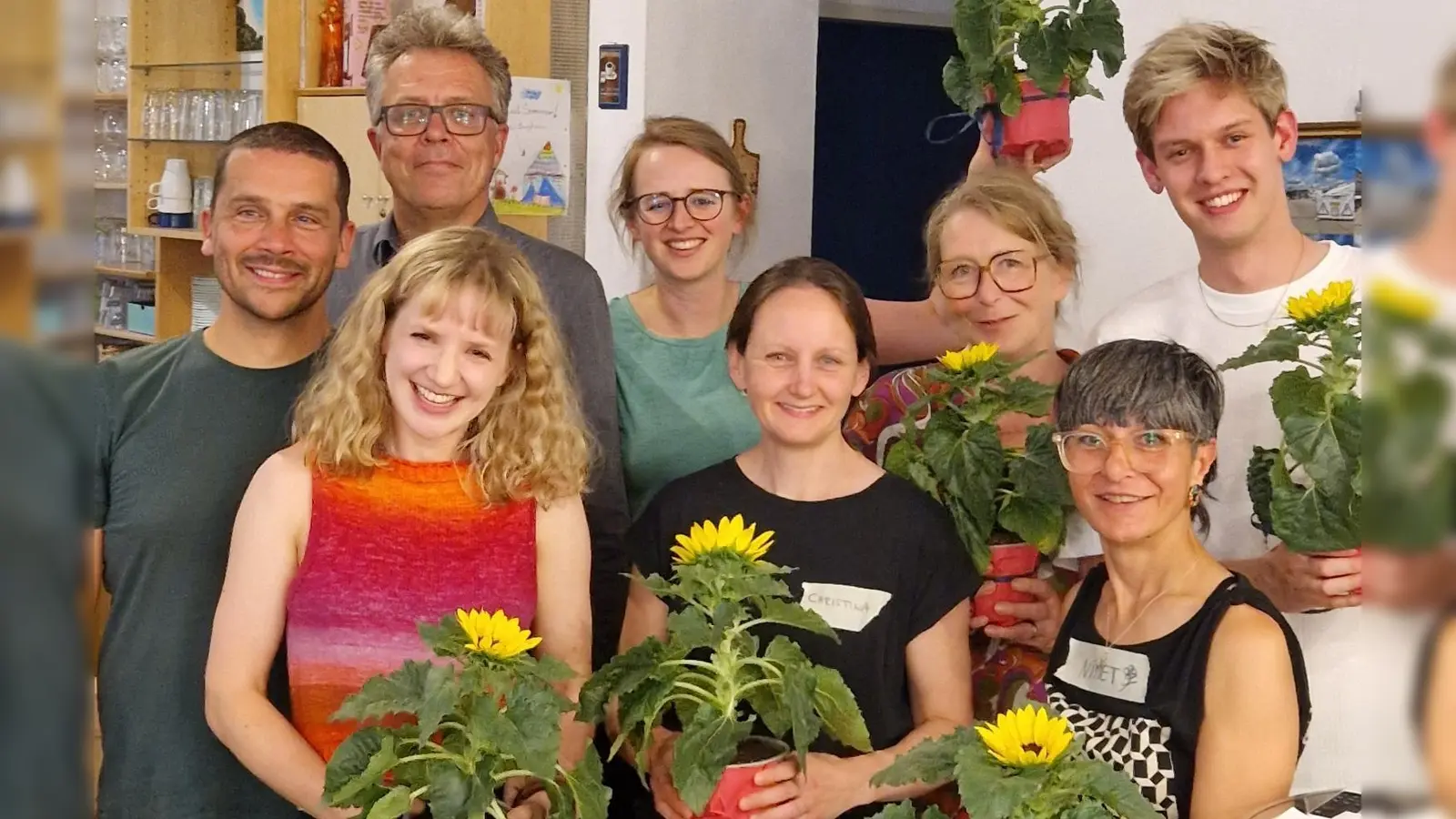 Der Ortsverband Westend-Laim von Bündnis 90 / Die Grünen hat seinen Vorstand gewählt. Michael Schelle (links) und Christina Stiemer (mittig vorne) wurden als Sprecher im Amt bestätigt. (Foto: Grüne Westend-Laim)