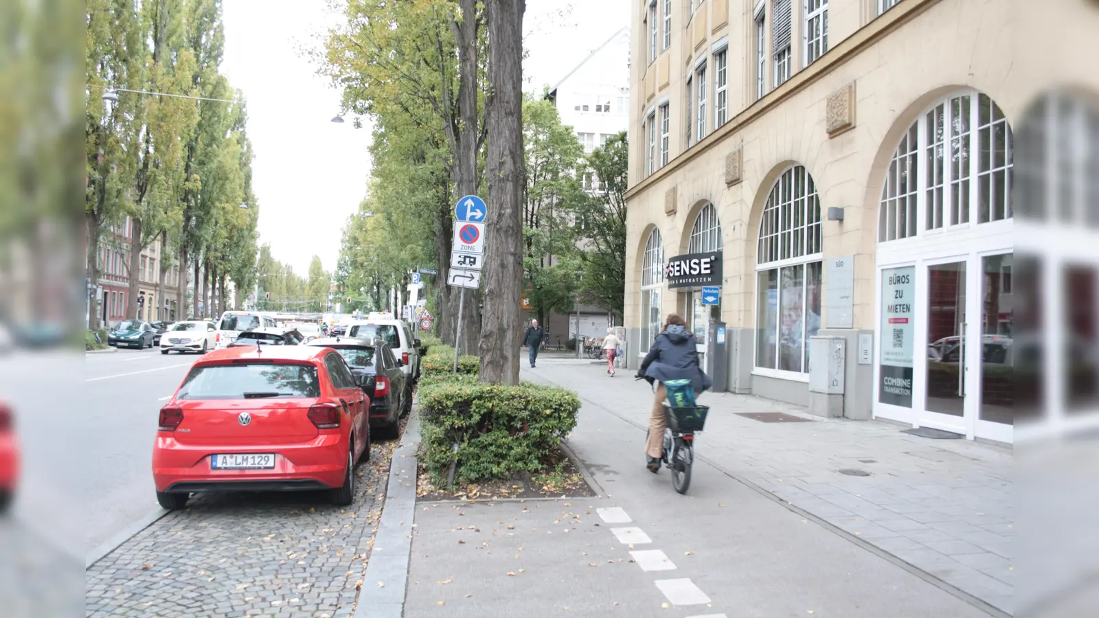 Zwischen Sendlinger Tor und Lindwurmbrücke haben Radler bisher wenig Raum. Sie sollen künftig einen Radweg dort bekommen, wo heute die Autos parken. Die Parkbucht wird dafür weiter in die Straße verlegt, wo in jeder Richtung eine Fahrspur aufgegeben wird. (Foto: job)