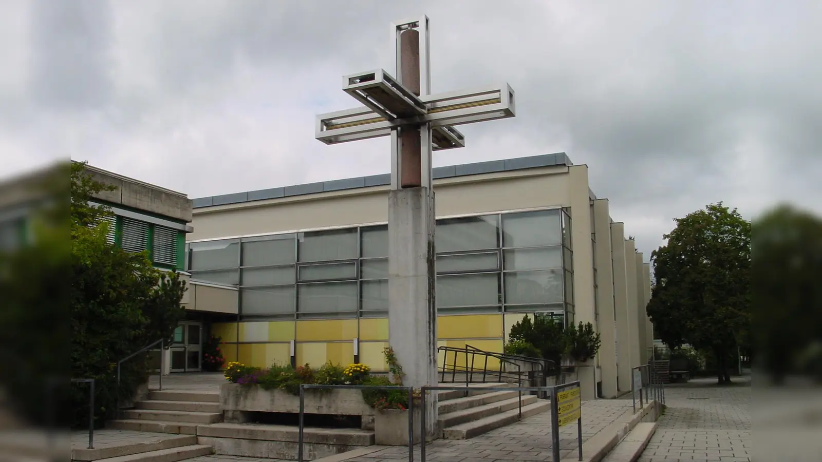 Die Forstenrieder Pfarreien prüfen, welche Gebäude (im Bild das Zentrum Wiederkunft des Herrn) sie künftig noch brauchen. (Foto: job)