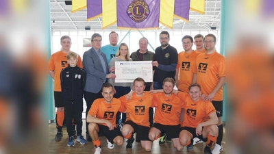 Anton Lautenbacher (3.v.l., VR Bank), Franz Hauser (4.v.l., VR Bank), Uta Stetter (5.v.l., MS Haar), Markus Fauth (6.v.l., MS Haar), Dr. Harald Leonpacher (7.v.l., Lions Club Mü.-Keferloh) und die Mannschaftsmitglieder der VR-Bank Mü.  (Foto: Guido Breuer)