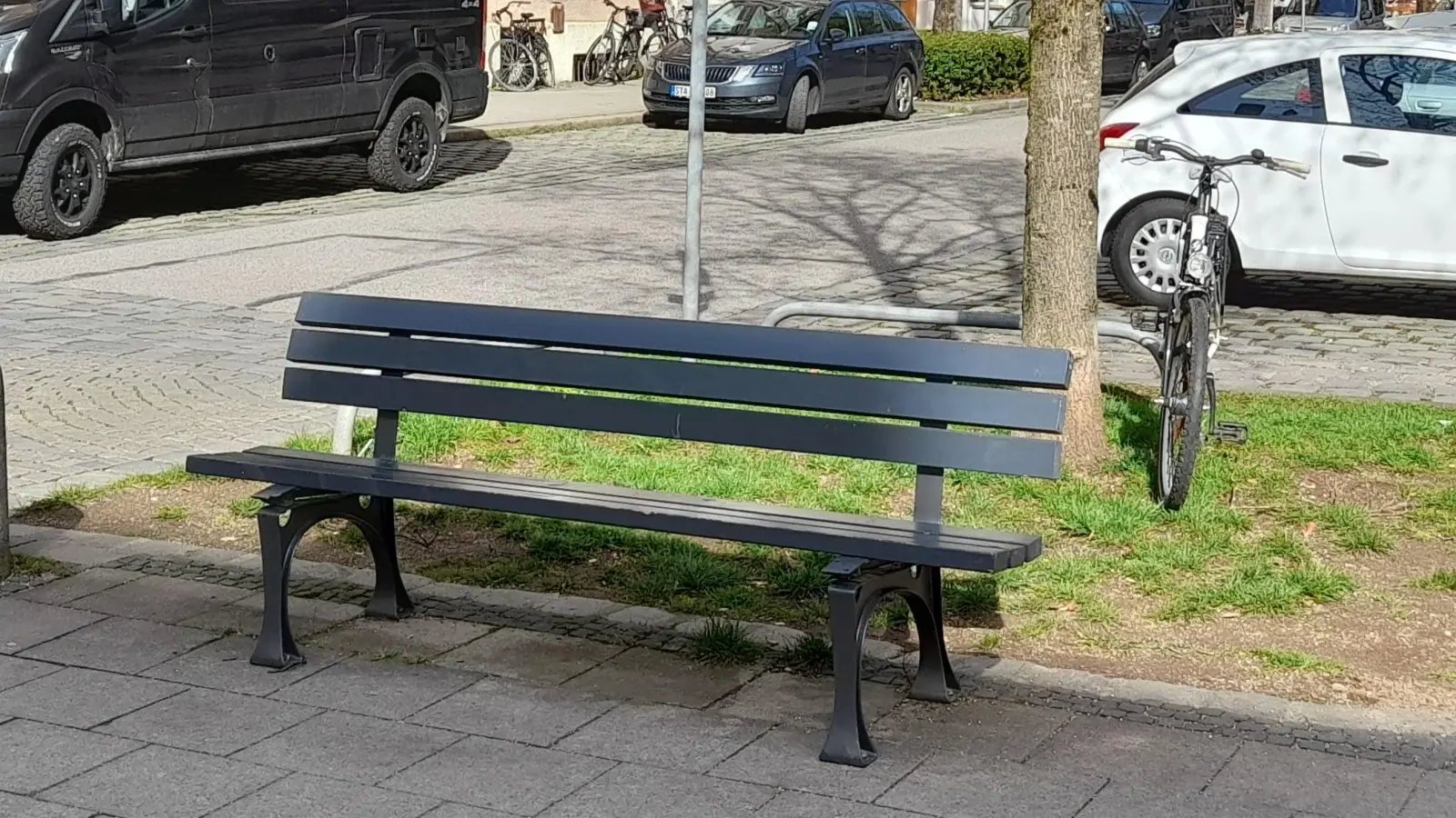 Solche Sitzbänke wurden in den vergangenen Jahren vielerorts im Stadtgebiet aufgestellt. In der Bergmannstraße wurden die jüngst montierten Bänke geklaut. (Foto: Beatrix Köber)
