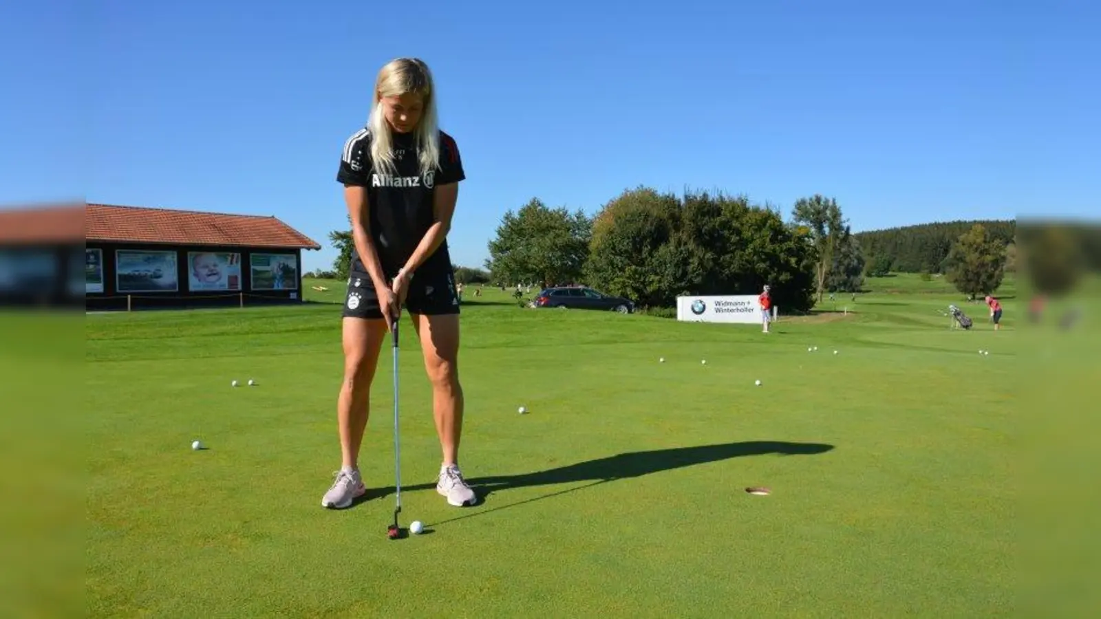 Das Ziel fest im Blick: Die Schwedin Hanna Glas wechselte gerade von Paris Saint-Germain zu den Bayern. Im ersten Bundesligaspiel setzte die 27-Jährige starke Akzente in der Offensive - das tat sie auch beim Putten auf dem Golfplatz. (Foto: Steinert)