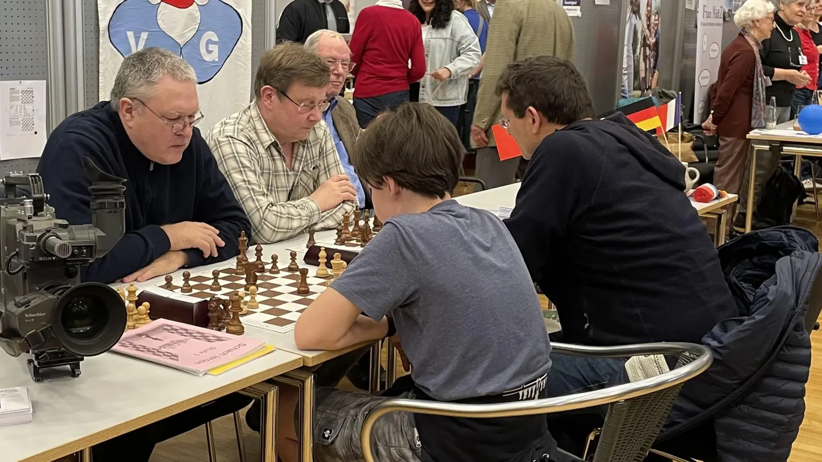 Zeit für ein Schachspiel gab es trotz des bunten Treibens im Orlandosaal. (Foto: pst)