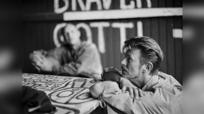 „A Day With David Bowie” der Fotografien von Christine de Grancy dokumentiert die Musikikone bei einem Besuch im österreichischen Art Brut Center Gugging. (Foto: Christine de Gracy)