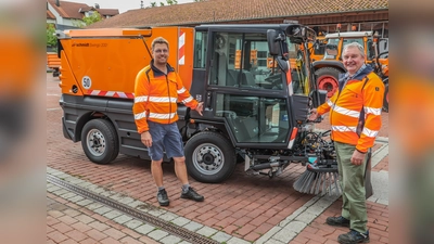 Sie freuen sich über den Zuwachs: Bauhofleiter Josef Mörtl und Hubert Sanktjohanser mit der neuen Kehrmaschine<br> (Foto: Gemeinde Herrsching)