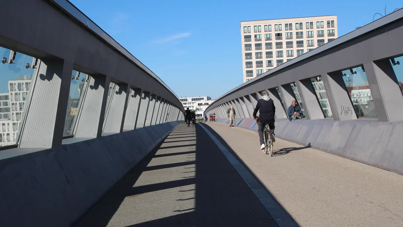 Die grauen Flächen am Arnulfsteg könnten von verschiedenen lokalen Künstlern gestaltet und der Steg somit zur „Freiluftgalerie“ werden, so die Idee eines Bürgers. (Foto: kö)
