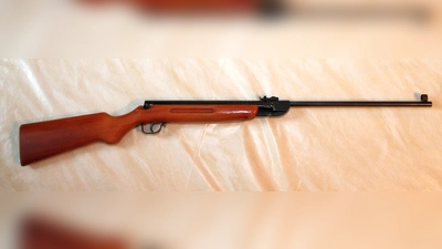 Ein solches klassisches Kipplaufluftgewehr kennt man von Volksfesten.  (Foto: CC BY 4.0/Markscheider)