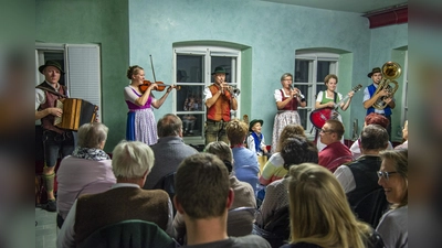 Die Musikfamilie Ernst aus Schwindkirchen gibt am Sonntag ein Konzert im Wasserschloss.  (Foto: Bodo Gsedl)