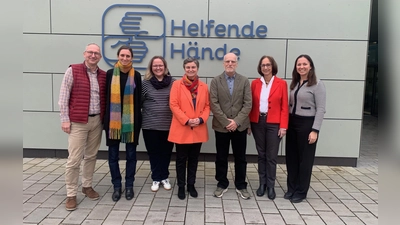 Dr. Harald Hilbig, Vorstandsvorsitzender des e.V., Prof. Julia Reif, Alexandra Zottmann, Geschäftsführerin der gGmbH, Prof. Isabelle Deflers, Prof. Andreas Karcher, Beate Bettenhausen, stellvertretende Vorstandvorsitzende des e.V., Katharina Spohn, stellvertretende Geschäftsführerin der gGmbH (v. l. n. r.). (Foto: red)