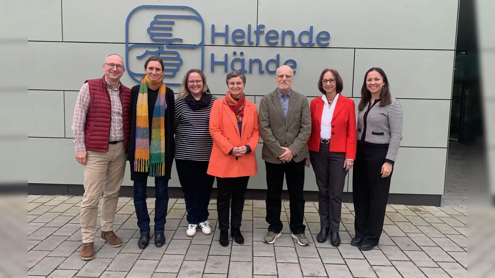 Dr. Harald Hilbig, Vorstandsvorsitzender des e.V., Prof. Julia Reif, Alexandra Zottmann, Geschäftsführerin der gGmbH, Prof. Isabelle Deflers, Prof. Andreas Karcher, Beate Bettenhausen, stellvertretende Vorstandvorsitzende des e.V., Katharina Spohn, stellvertretende Geschäftsführerin der gGmbH (v. l. n. r.). (Foto: red)