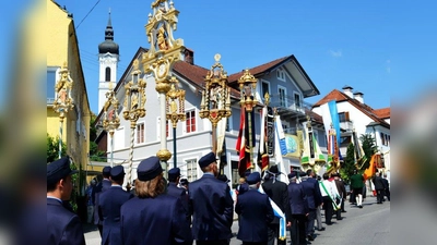 Die Fornleichenamsprozession führte dieses Jahr in Dießen vom Klosterberg zur Fischerei. (Foto: Beate Bentele)