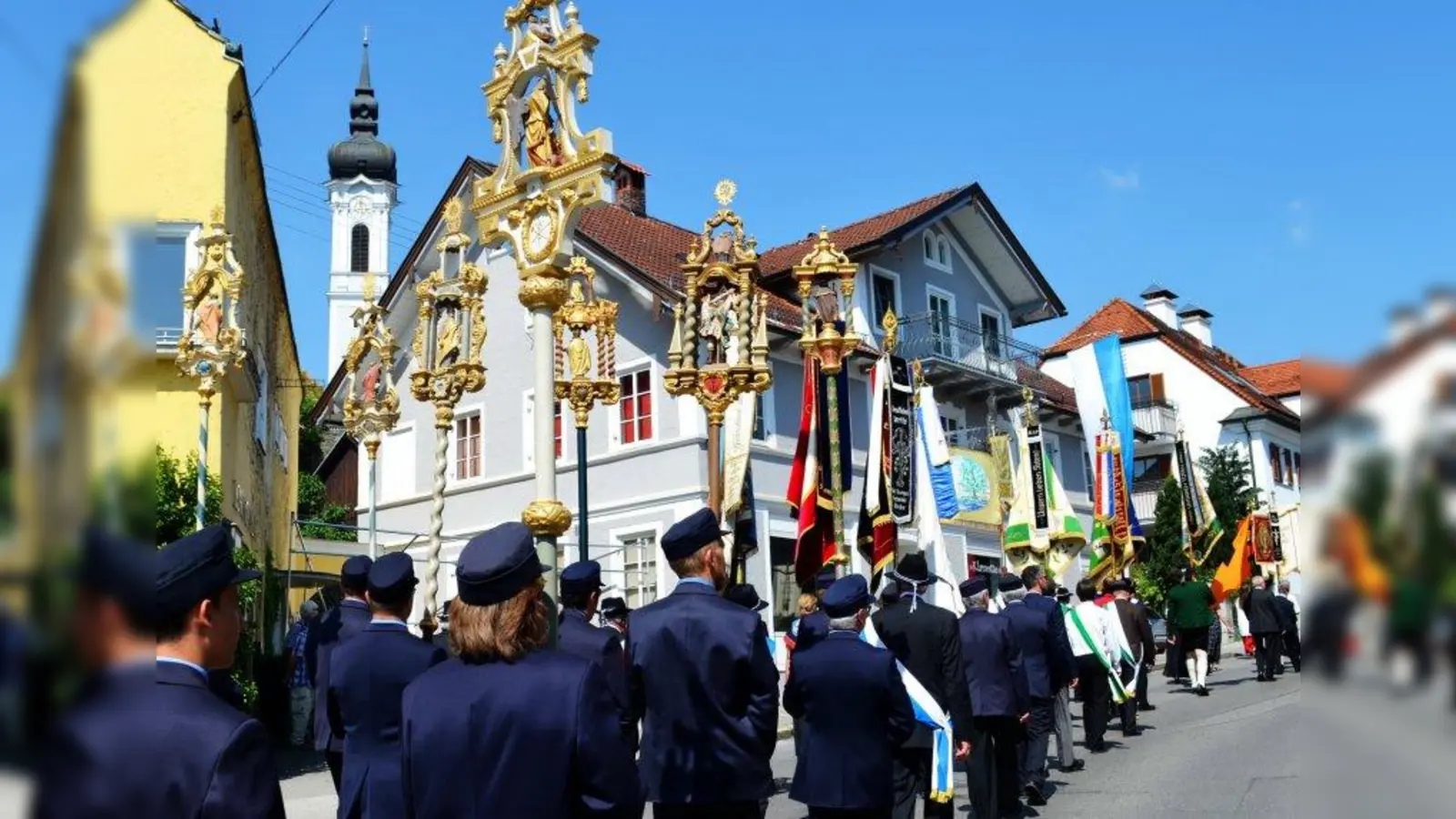 Die Fornleichenamsprozession führte dieses Jahr in Dießen vom Klosterberg zur Fischerei. (Foto: Beate Bentele)