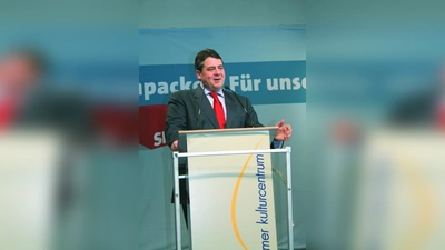 „Sozial ist, was Arbeit schafft, von der man leben kann.“ Sigmar Gabriel beim Neujahrsempfang der Germeringer SPD. (Foto: pi)