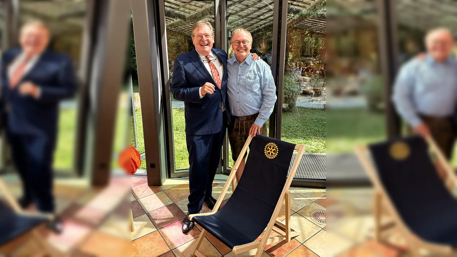 Der alte und der neue Präsident des Rotary-Clubs Gauting-Würmtal: Udo Hesse (links) und Günter Riedner mit dem Liegestuhl zum Ausruhen. (Foto: Rotary Club)