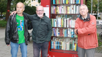 Günther Sinapius, Wolfgang Wedel und Arnold Egerer (von links) kümmern sich als Vorstände des Vereins Offener Bücherschrank Sendling-Westpark um den Schrank am Partnachplatz. (Foto: job)