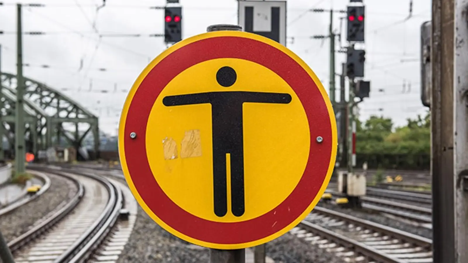 Stopp heißt Stopp: Die Bundespolizei warnt vor dem nicht ordnungsgemäßen Überschreiten von Bahnanlagen. (Foto: Bundespolizei)