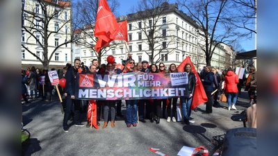 150 Beschäftigte von AWO und DGB München haben am Pariser Platz unter dem Motto „Grenzenlos frei“ demonstriert. (Foto: AWO München)