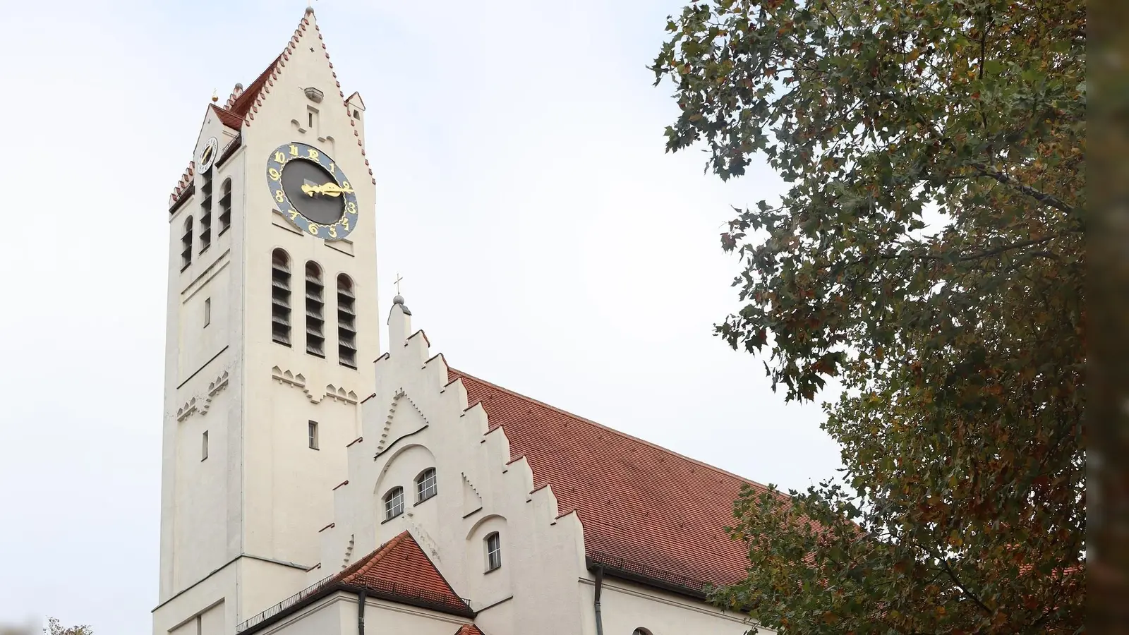 Vor 125 Jahren wurde in der Schwabinger Erlöserkirche die erste Messe gefeiert.  (Foto: mha)