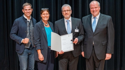 Klaus Martin Hecht (2.v.r.) wurde mit dem Sozialpreis für sein Ehrenamt geehrt. Es gratulierten MdL Maximilian Böltl, Bürgermeisterin (Höki) Mindy Konwitschny und Landrat Christoph Göbel (v.l.) .  (Foto: Andreas Wening)