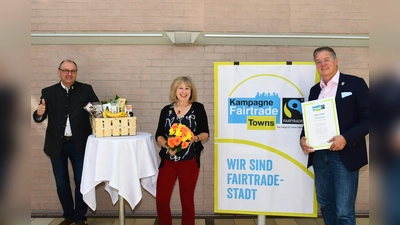 Jürgen Ascherl, Ingrid Stanglmeier und Dr. Dietmar Gruchmann (v.l.n.r.) freuen sich über die Auszeichnung, auf die lange hingearbeitet wurde. (Foto: Stadt Garching)
