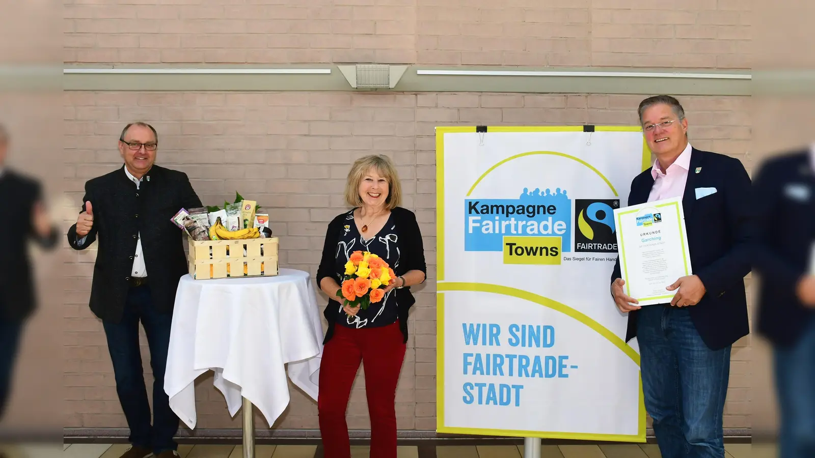 Jürgen Ascherl, Ingrid Stanglmeier und Dr. Dietmar Gruchmann (v.l.n.r.) freuen sich über die Auszeichnung, auf die lange hingearbeitet wurde. (Foto: Stadt Garching)