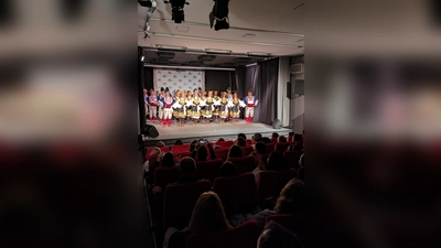 Das forum2-Kino ist mit aufsteigender Bestuhlung und Bühne ausgestattet. Auf ihr finden Veranstaltungen aus verschiedensten Bereichen statt; im Bild zu sehen Tanz und Tracht aus Bulgarien. (Foto: Vesselina Lill)