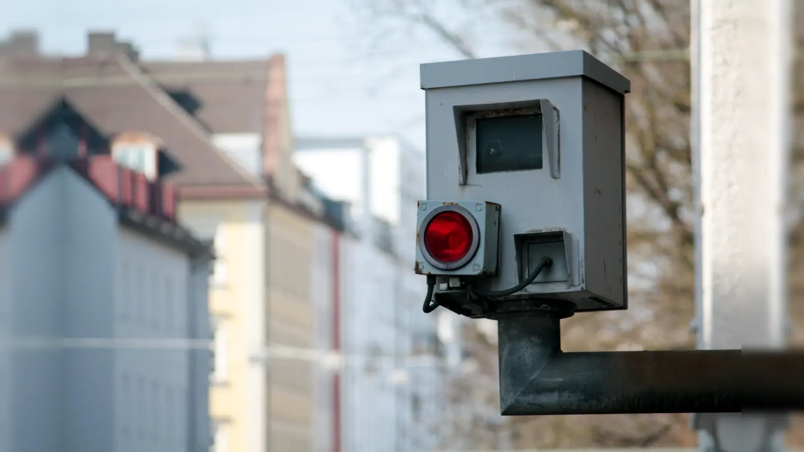Seit 2015 nicht mehr dauerhaft in Betrieb: die Rotlichtblitzer an der Boschetsrieder Schule. (Foto: job)