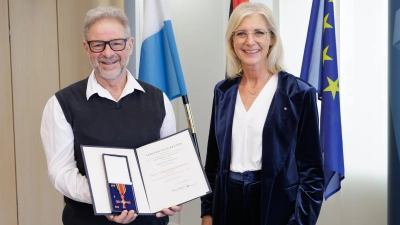 Das Bundesverdienstkreuz am Bande erhielt Franz Meier-Dini von Sozialministerin Ulrike Scharf. (Foto: StMAS/Nötel)