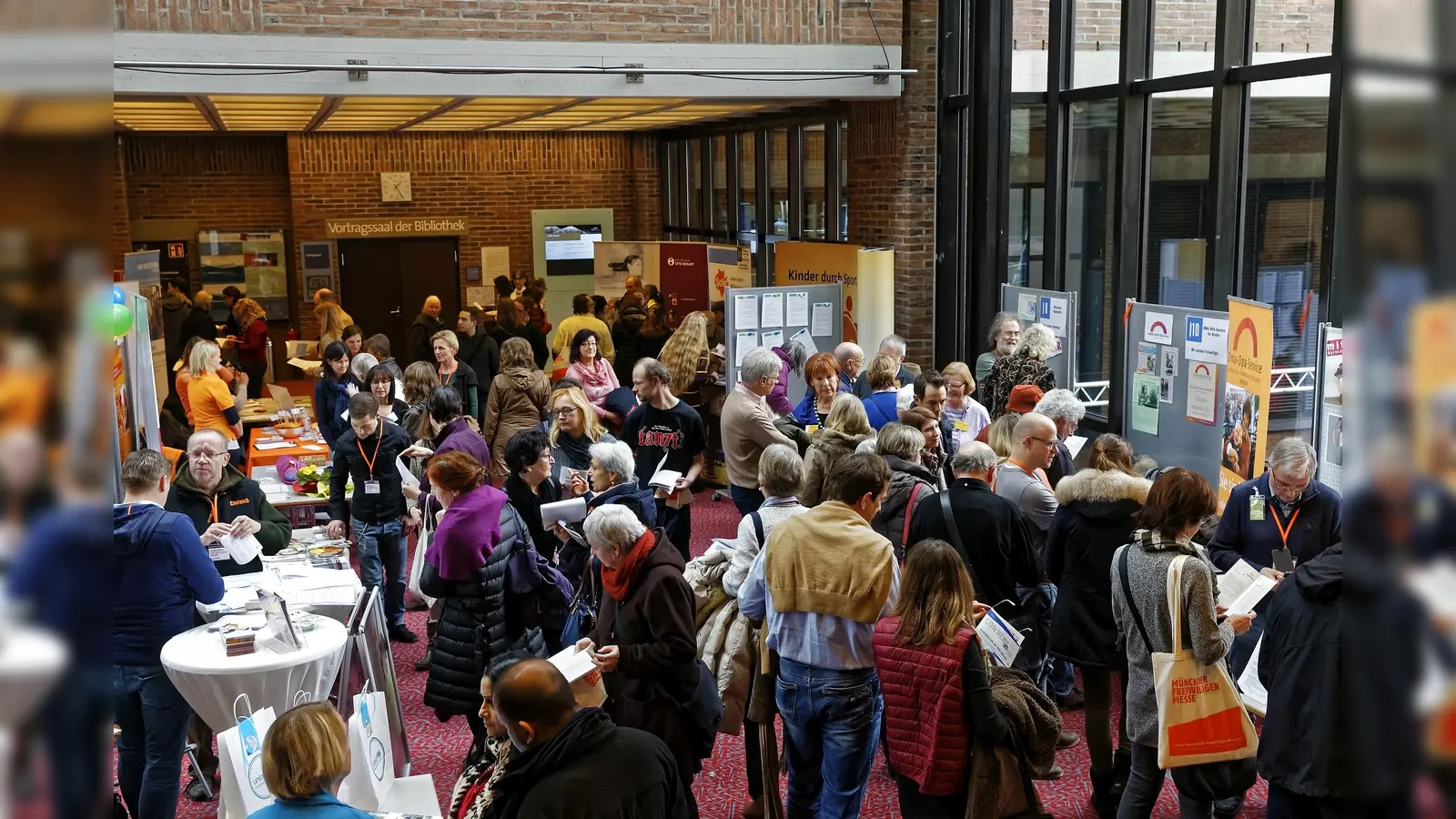 Auf der Freiwilligenmesse am 26. Januar finden Ehrenamtliche und solche, die es werden wollen, jede Menge Anregungen und Einsatzmöglichkeiten. (Foto: Ingrid Fidelak)