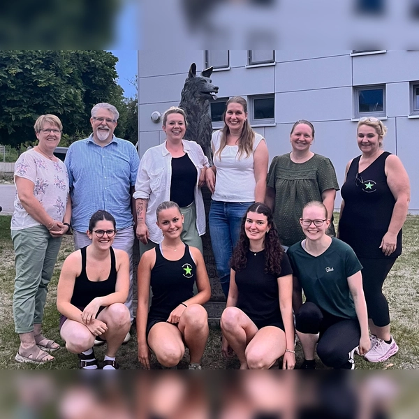 N euen Impulse und bewährte Erfahrung: (stehend von links) Beate Schmalzbauer, Markus Richter, Josephine Dietrich, Daniela Meir, Monika Sedlmair und Sybille Sauer sowie (kniend von links) Janine Richter, Luisa Schmalzbauer, Fenja Breithaupt und Karola Reindl. (Foto: TSV)