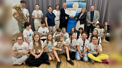 Bei der Spendenübergabe freuten sich die jungen Musiker sowie (von links): Manuela Wack (Leiterin Bläserklassen und Piraten), Elke Höllrich (Vorstandsmitglied die Jugendarbeit der Blaskapelle Wörthsee), Konrad Gritschneder (1. Vorsitzender Blaskapelle Wörthsee), Kerstin Flötner (Präsidentin Rotary Club Wörthsee) sowie Rolf Weber (musikalischer Leiter Blaskapelle Wörthsee). (Foto: Maren Martell)