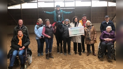 Mitglieder des Lionsclubs Aschheim und der MS-Gruppe Aschheim. In der Mitte mit Scheck: Gaby Ammon, Präsidentin des Lionsclubs. Rechts daneben: Manfred Schachermayr, Vizepräsident des Lionsclubs und Rosina Duft, Vorsitzende der MS-Gruppe Aschheim. (Foto: Lionsclub Aschheim)