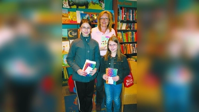 Die zwölfjährige Diana Vokasinovic (l.) und ihre Schwester Zaklina (10, r.) haben erfolgreich bei der Schnitzeljagd mitgemacht. Bücher-Hacker-Mitarbeiterin Sandra Lehmann überreichte die Preise. (Foto: ls)