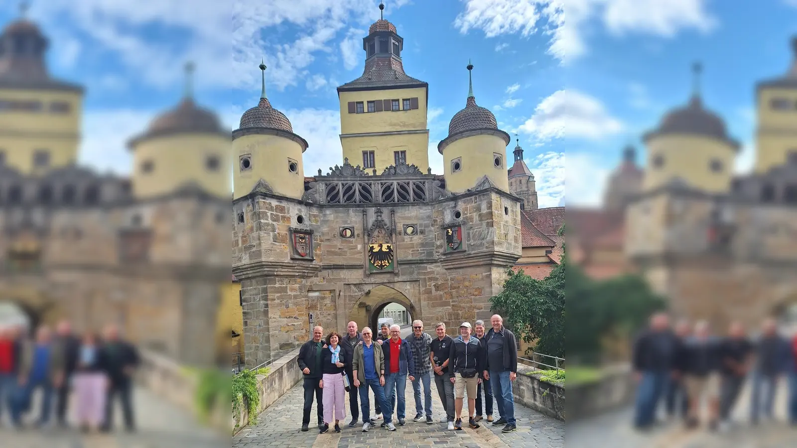 Die Ausflügler des BMW Clubs vor dem Ellinger Tor. (Foto: BMW Club)