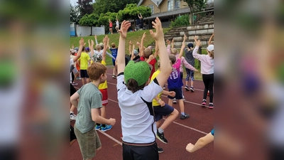 In Zusammenarbeit mit dem TSV Starnberg haben die Schüler der Grundschule Söcking das deutsche Sportabzeichen gemacht. (Foto: Grundschule Söcking)