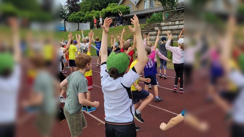 In Zusammenarbeit mit dem TSV Starnberg haben die Schüler der Grundschule Söcking das deutsche Sportabzeichen gemacht. (Foto: Grundschule Söcking)