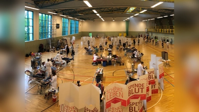Beim Ismaninger Blutspendetermin in Corona-Zeiten galt es, die Abstandsregeln einzuhalten. Hierfür bot die Osterfeldhalle viel Platz. (Foto: BRK Ismaning)