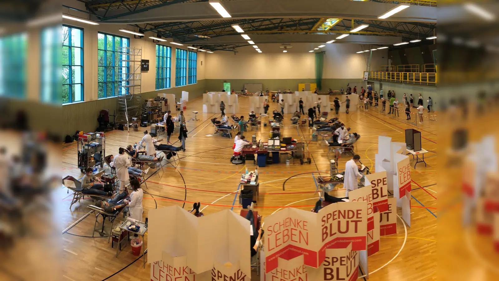 Beim Ismaninger Blutspendetermin in Corona-Zeiten galt es, die Abstandsregeln einzuhalten. Hierfür bot die Osterfeldhalle viel Platz. (Foto: BRK Ismaning)