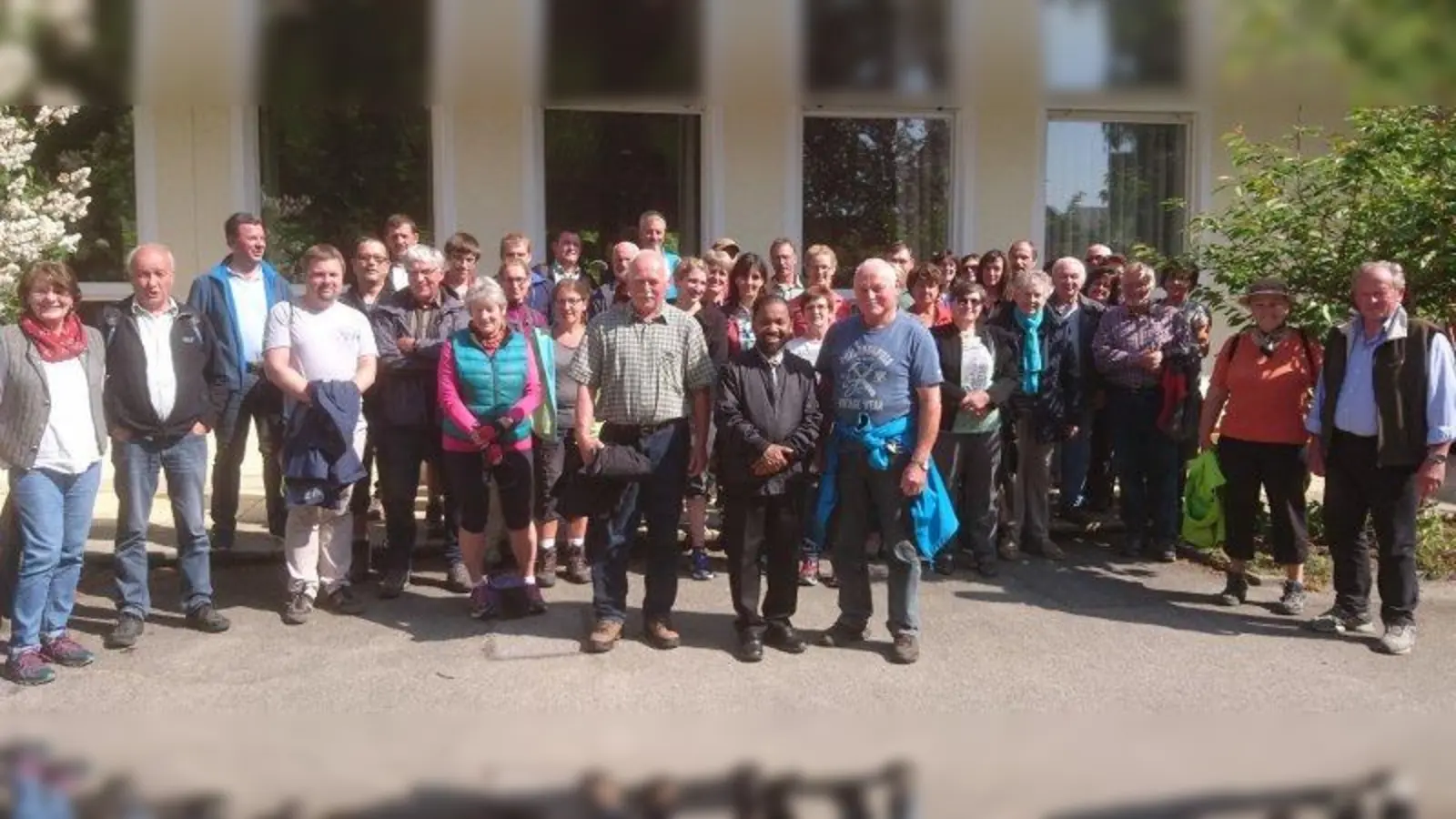 Die Oberhauser Bittgänger mit Pater  John Mukalayil, der von Richard Strasser (rechts) und Georg Echtler (links) eingerahmt ist. (Foto: Sonnleitner)
