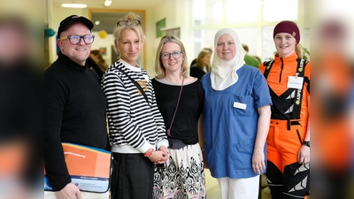 Viel Input für die Schülerinnen und Schüler: v.l. Helmut Gebhard von der Handelskammer, Janika Zylla und Bettina Trippen (AK Berufsmesse), Gesundheits- und Kinderpflegerin Christin Moutafakkir sowie Forstwirtin Simone Brunner. (Foto: Aktion Sonnenschein/ Matthias Kostya)