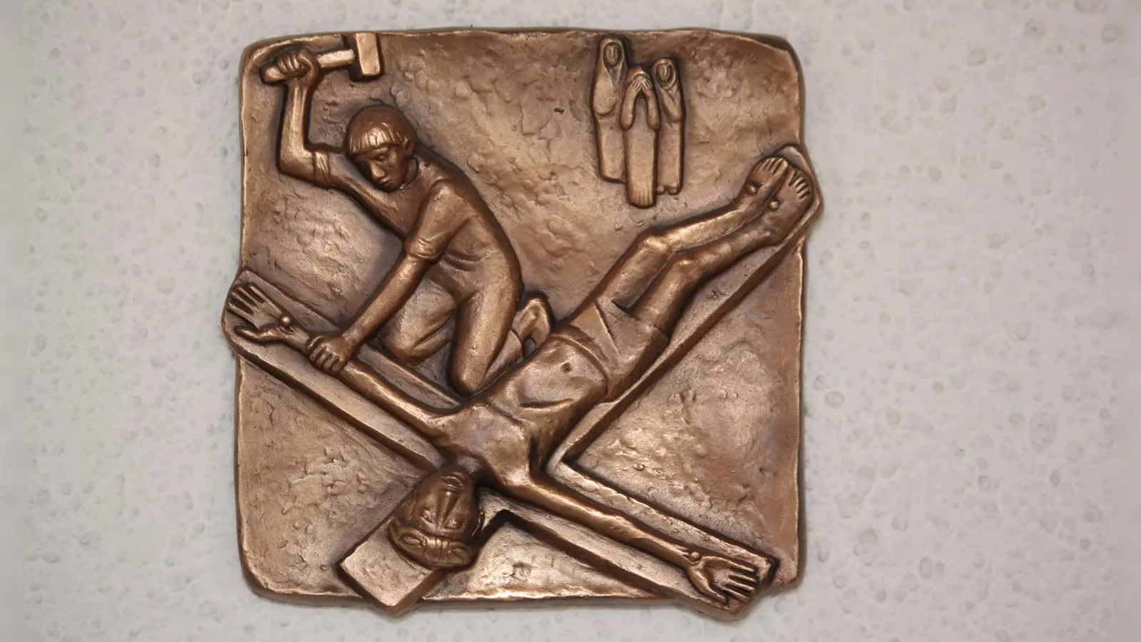 Jesus wird ans Kreuz genagelt: Station des Kreuzwegs in St. Stephan. (Foto: job)