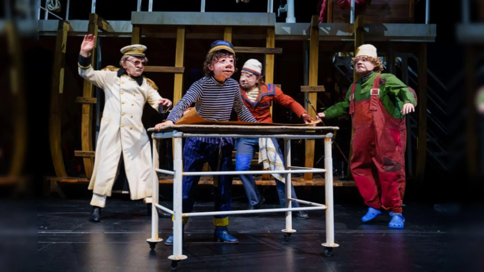 Fabian Baumgarten, Anna Kistel, Sarai O’Gara, Benjamin Reber, Mats Süthoff und Michael Vogel sind die Familie Flöz. (Foto: Ingo Höhn / Theater Basel)