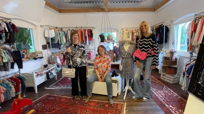 Elke Kandlbinder, Bettina Finger und Chris Welz engagieren sich alle im Verein „Dorfleben &amp; Soziales” in Aying. Für das Allerlei werden derzeit weitere Helfer gebraucht. (Foto: hw)