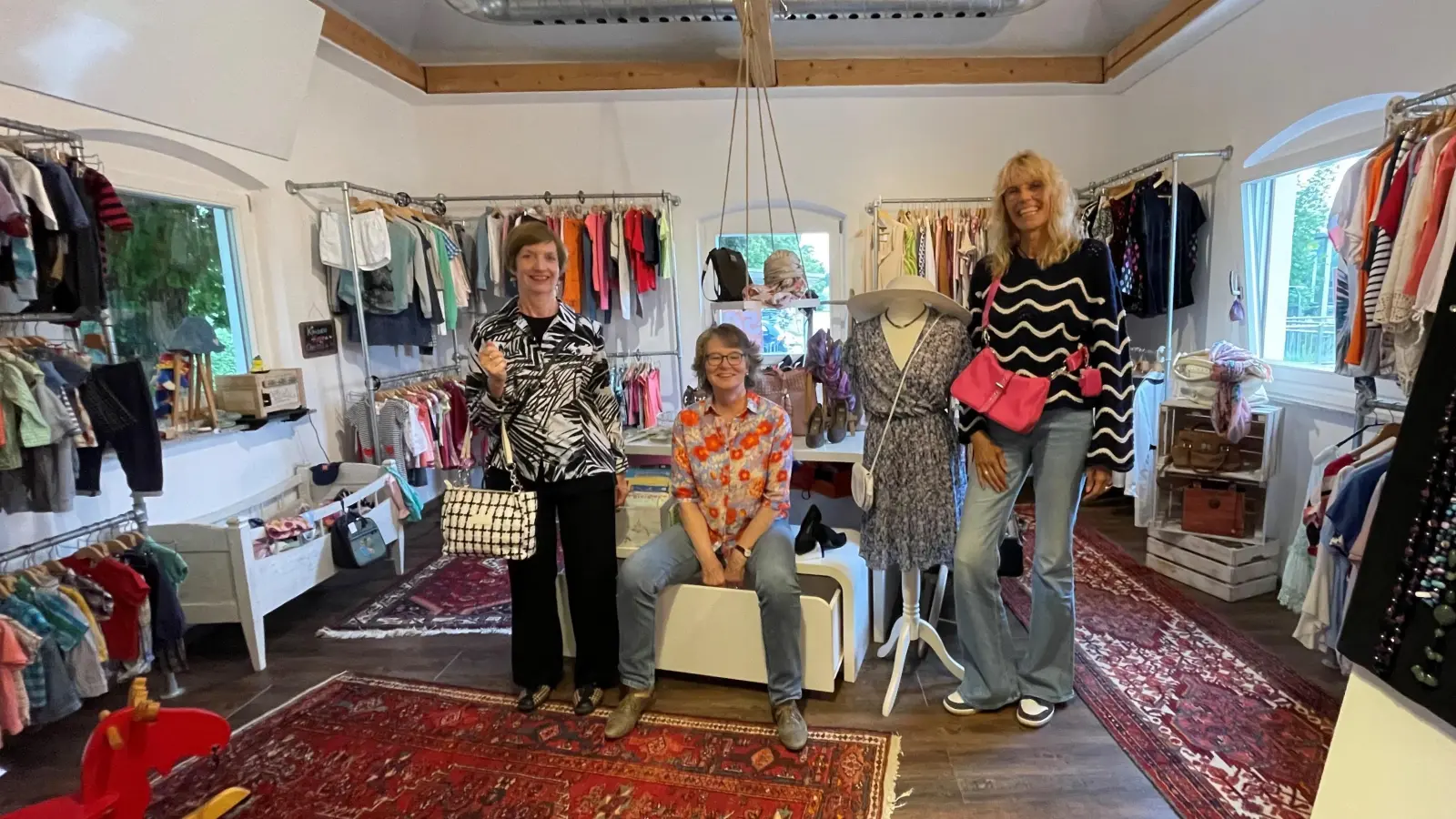 Elke Kandlbinder, Bettina Finger und Chris Welz engagieren sich alle im Verein „Dorfleben &amp; Soziales” in Aying. Für das Allerlei werden derzeit weitere Helfer gebraucht. (Foto: hw)