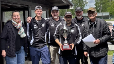 Der Wanderpokal der Gemeinde Herrsching ging an den SV Polling (vl.): Herrschings 2. Bürgermeisterin Christina Reich mit René Mahl, Benedikt Grainwald, Markus Bertl, Rainer Braun (alle SV Polling) sowie 1. Vorsitzenden des ESV Herrsching, Werner Huber.  (Foto: ESV Herrsching)