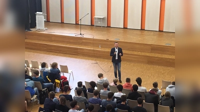 Bei drei Terminen wurde der Abgeordnete Wolfgang Stefinger von insgesamt 400 Schülern mit Fragen zu seiner Arbeit in Berlin und im Wahlkreis konfrontiert. (Foto: privat)