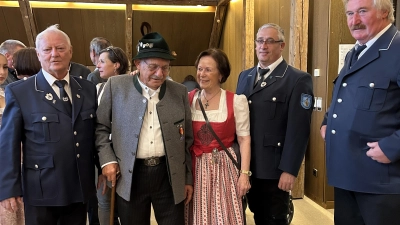 Die Ehrenschale der Stadt Grafing wurde Franz Bauer für seine langjährigen Verdienste um die Soldaten- und Kriegerkameradschaft Grafing überreicht. (Foto: Otto Hartl)