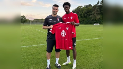 Der Ex-Unterföhringer Fadhel Morou (rechts) läuft jetzt für Türkgücü München auf. Links Trainer Alper Kayabunar. (Foto: Verein)